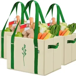 Голем капацитет водоотпорна торба за складирање на постелнинио не се ткаени кеси за пикник исполнети со разновидни намирнициеленчук и леб Three Large Capacity Non-Woven Picnic Shopping Bags filled with assorted groceries, including fresh vegetables and bread.