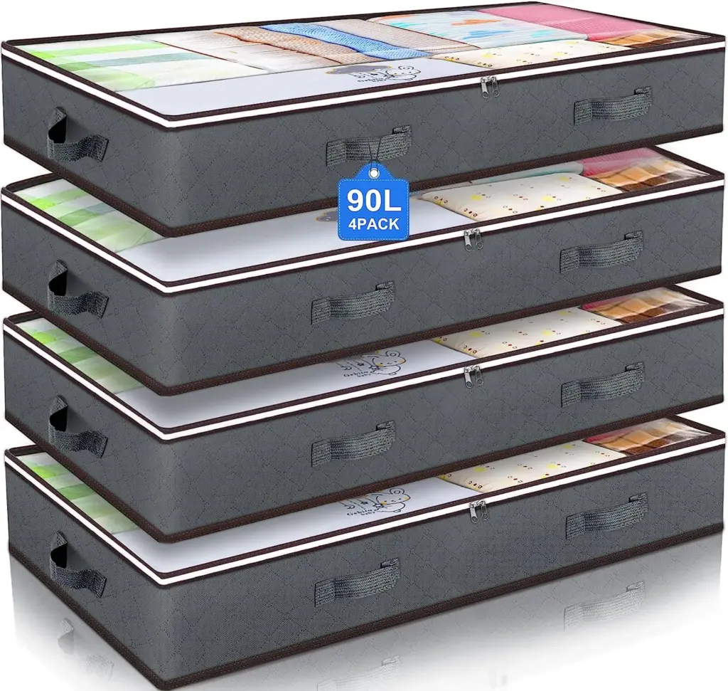 Upat ka transparent nga foldable nga mga bag sa pagtipig sa sinina nga adunay mga pagdumala, gipunting; labeled "90L 4 mamotos" ug napuno sa mga tino nga sinina.