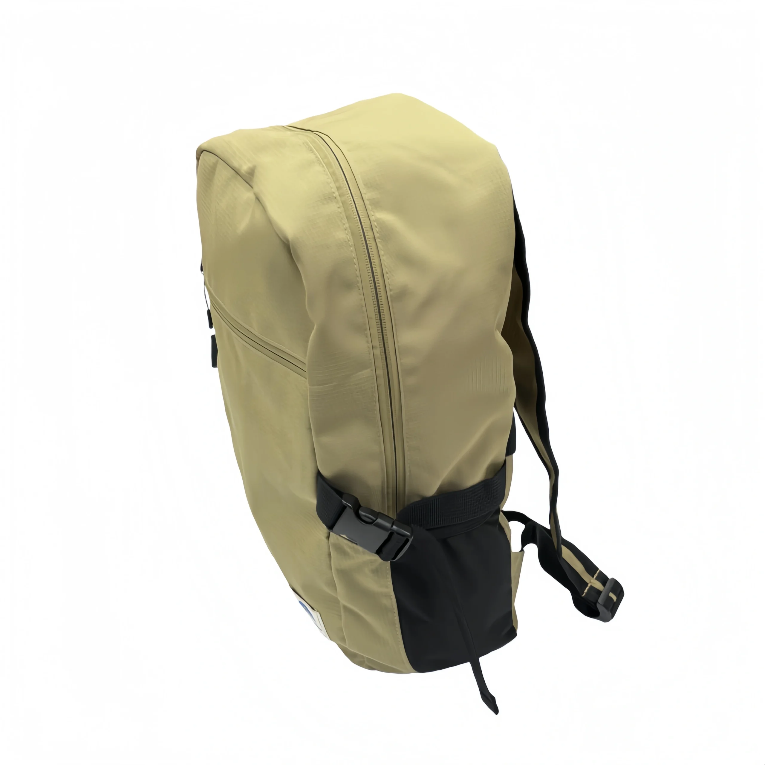 Minimalistisk slitesterk ryggsekk i kakifarge med glidelåslomme foran og justerbare sidestropper