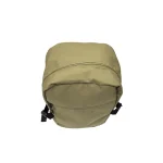 Minimalistisk slitesterk ryggsekk i kakifarge med glidelåslomme foran og justerbare sidestropper