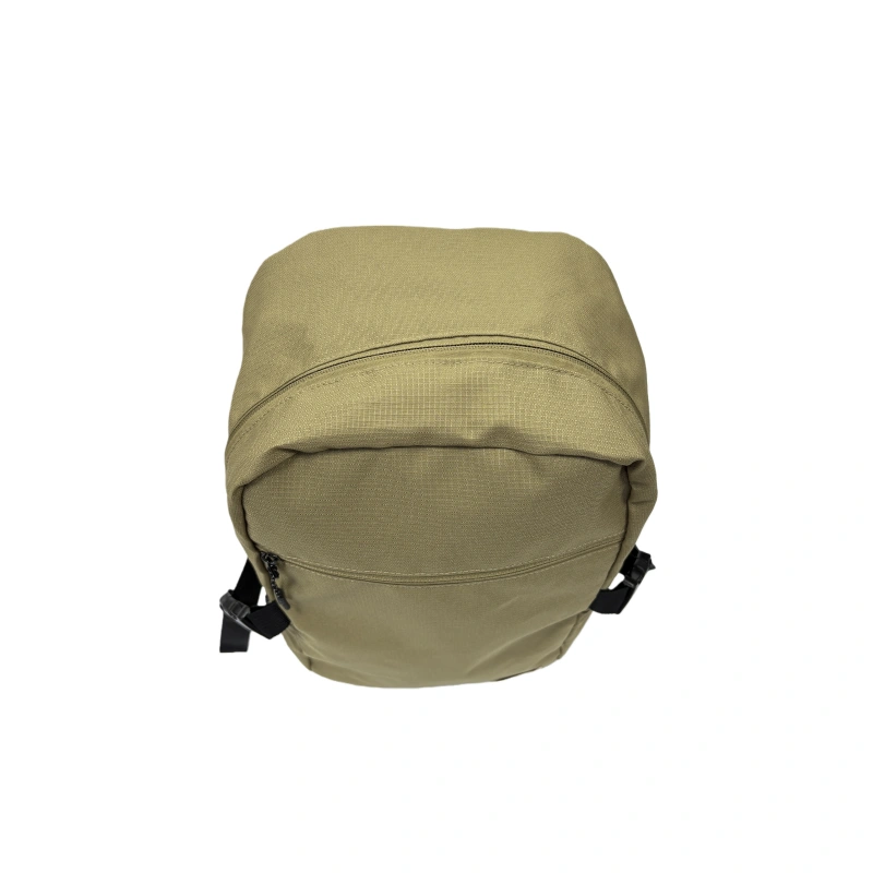 Minimalistisk slitesterk ryggsekk i kakifarge med glidelåslomme foran og justerbare sidestropper